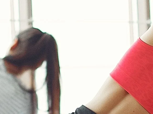 Csoportos fitness instruktor egy dinamikus mozgásformát vezet a résztvevőknek