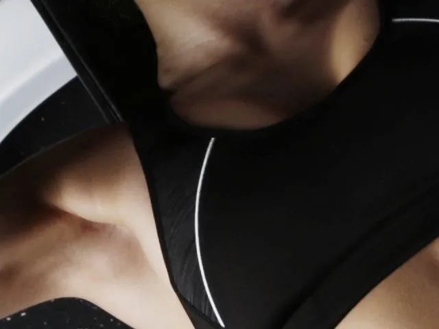 Fitness instruktor egyéni korrekcióval segíti a résztvevő súlyzós gyakorlatát